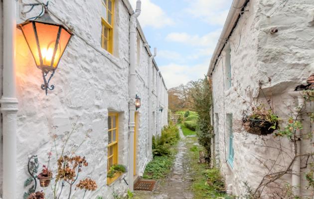 yellow door cobble wynd